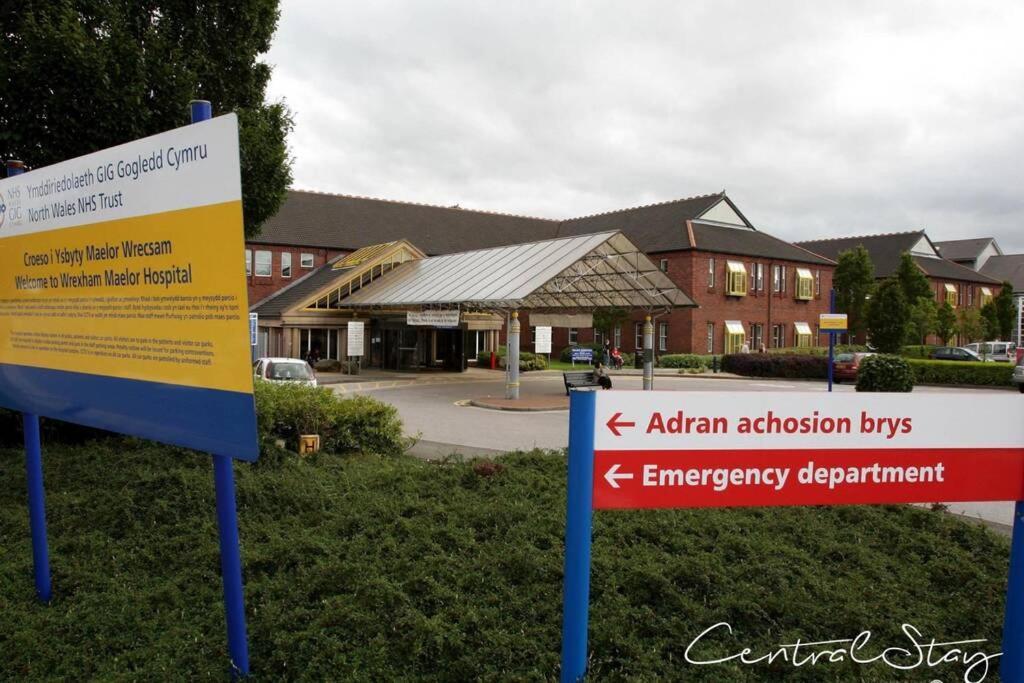 Wrexham Central Stay Apartment Seven エクステリア 写真